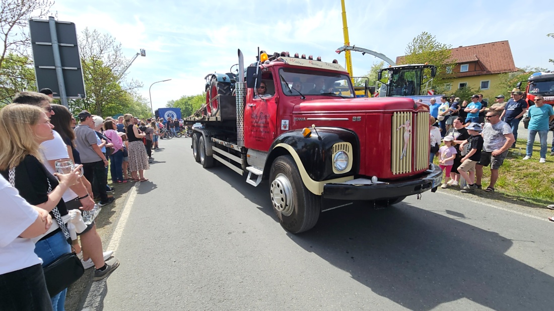 Bulldogtreffen in Kirchenpingarten... die Ausfahrt um 13:30Uhr.
Hunderte Oldtimer-Schlepper nahmen an der Rundfahrt teil.
Zahlreiche Besucher staunten und jubelten den Schleppern und deren Fahrern zu.