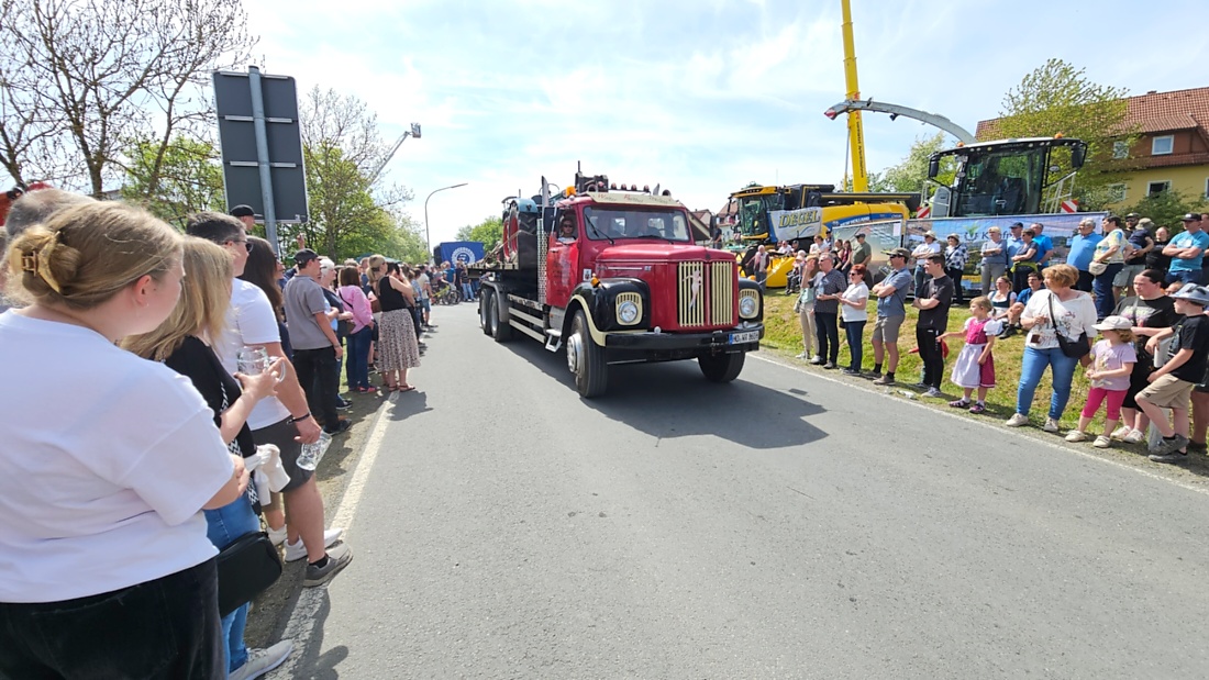 Bulldogtreffen in Kirchenpingarten... die Ausfahrt um 13:30Uhr.
Hunderte Oldtimer-Schlepper nahmen an der Rundfahrt teil.
Zahlreiche Besucher staunten und jubelten den Schleppern und deren Fahrern zu.