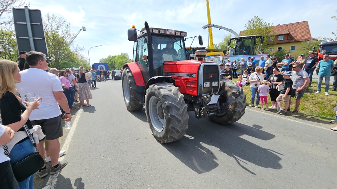 Bulldogtreffen in Kirchenpingarten... die Ausfahrt um 13:30Uhr.
Hunderte Oldtimer-Schlepper nahmen an der Rundfahrt teil.
Zahlreiche Besucher staunten und jubelten den Schleppern und deren Fahrern zu.