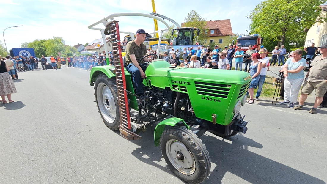 Bulldogtreffen in Kirchenpingarten... die Ausfahrt um 13:30Uhr.
Hunderte Oldtimer-Schlepper nahmen an der Rundfahrt teil.
Zahlreiche Besucher staunten und jubelten den Schleppern und deren Fahrern zu.