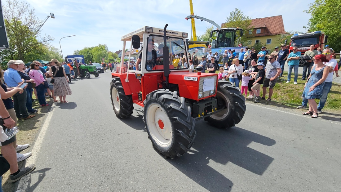 Bulldogtreffen in Kirchenpingarten... die Ausfahrt um 13:30Uhr.
Hunderte Oldtimer-Schlepper nahmen an der Rundfahrt teil.
Zahlreiche Besucher staunten und jubelten den Schleppern und deren Fahrern zu.