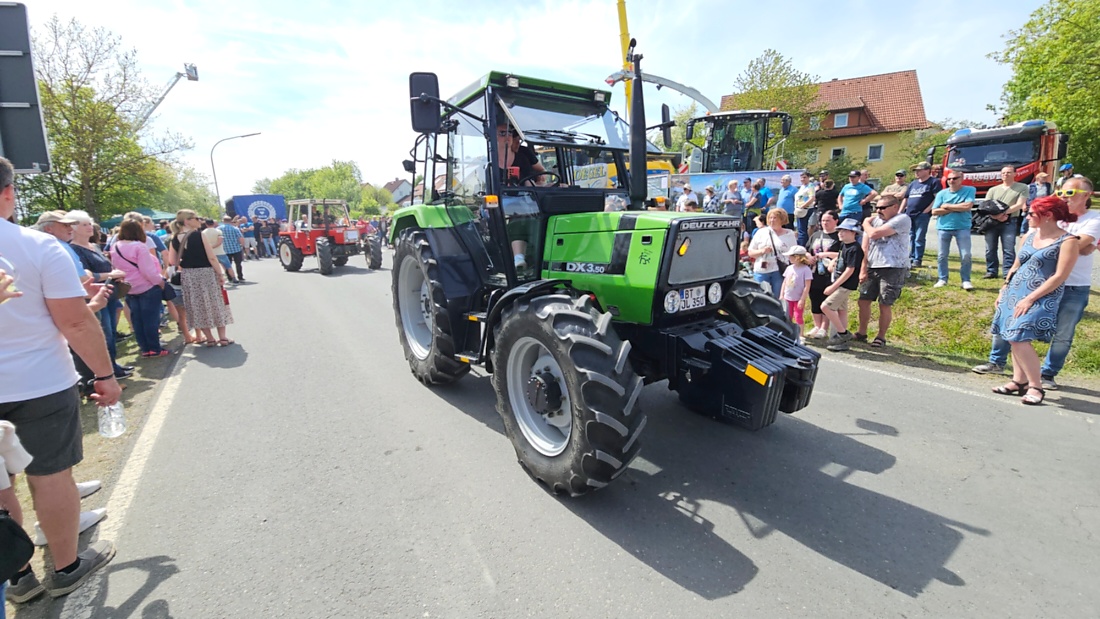 Bulldogtreffen in Kirchenpingarten... die Ausfahrt um 13:30Uhr.
Hunderte Oldtimer-Schlepper nahmen an der Rundfahrt teil.
Zahlreiche Besucher staunten und jubelten den Schleppern und deren Fahrern zu.