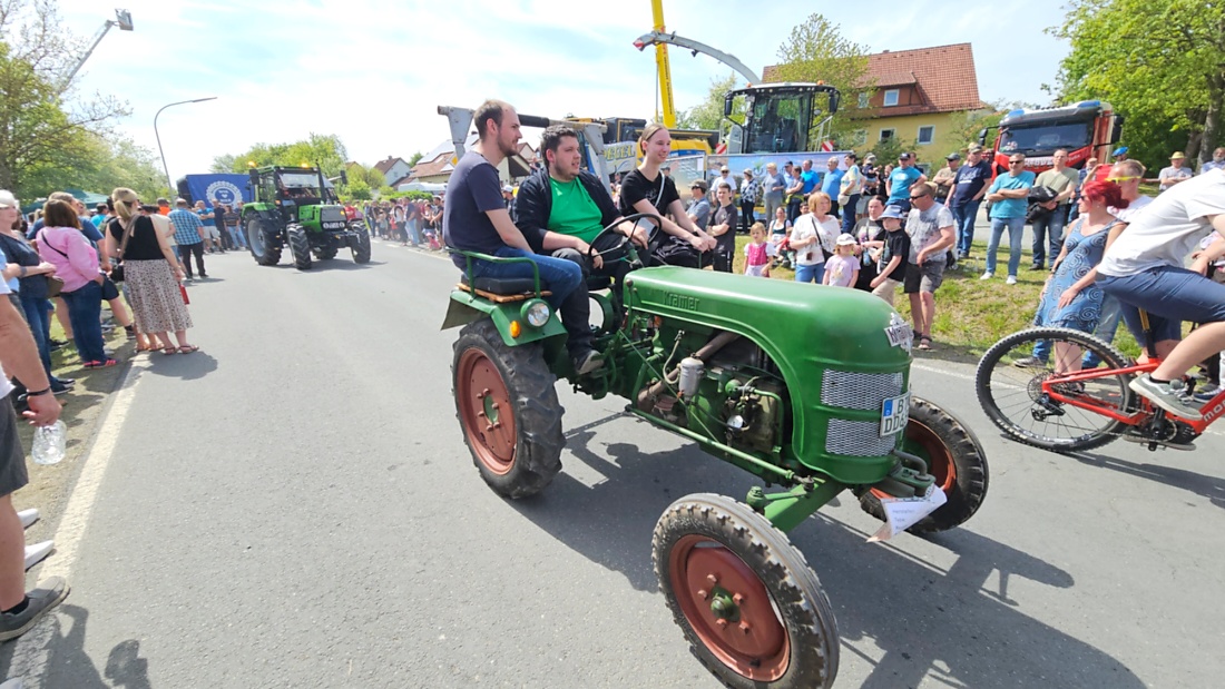 Bulldogtreffen in Kirchenpingarten... die Ausfahrt um 13:30Uhr.
Hunderte Oldtimer-Schlepper nahmen an der Rundfahrt teil.
Zahlreiche Besucher staunten und jubelten den Schleppern und deren Fahrern zu.