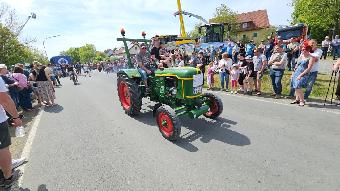 Bulldogtreffen in Kirchenpingarten... die Ausfahrt um 13:30Uhr.
Hunderte Oldtimer-Schlepper nahmen an der Rundfahrt teil.
Zahlreiche Besucher staunten und jubelten den Schleppern und deren Fahrern zu.