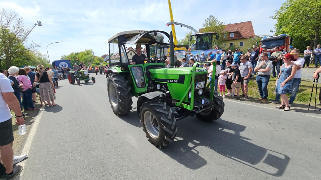 Bulldogtreffen in Kirchenpingarten... die Ausfahrt um 13:30Uhr.
Hunderte Oldtimer-Schlepper nahmen an der Rundfahrt teil.
Zahlreiche Besucher staunten und jubelten den Schleppern und deren Fahrern zu.