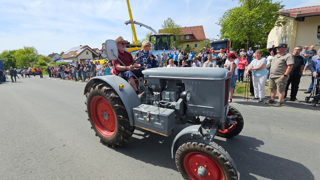 Bulldogtreffen in Kirchenpingarten... die Ausfahrt um 13:30Uhr.
Hunderte Oldtimer-Schlepper nahmen an der Rundfahrt teil.
Zahlreiche Besucher staunten und jubelten den Schleppern und deren Fahrern zu.