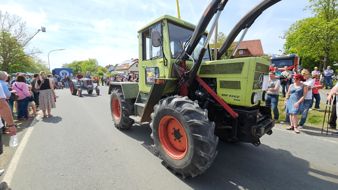 Bulldogtreffen in Kirchenpingarten... die Ausfahrt um 13:30Uhr.
Hunderte Oldtimer-Schlepper nahmen an der Rundfahrt teil.
Zahlreiche Besucher staunten und jubelten den Schleppern und deren Fahrern zu.