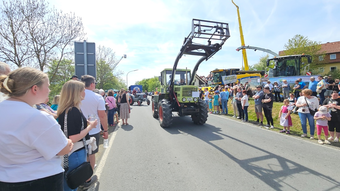 Bulldogtreffen in Kirchenpingarten... die Ausfahrt um 13:30Uhr.
Hunderte Oldtimer-Schlepper nahmen an der Rundfahrt teil.
Zahlreiche Besucher staunten und jubelten den Schleppern und deren Fahrern zu.