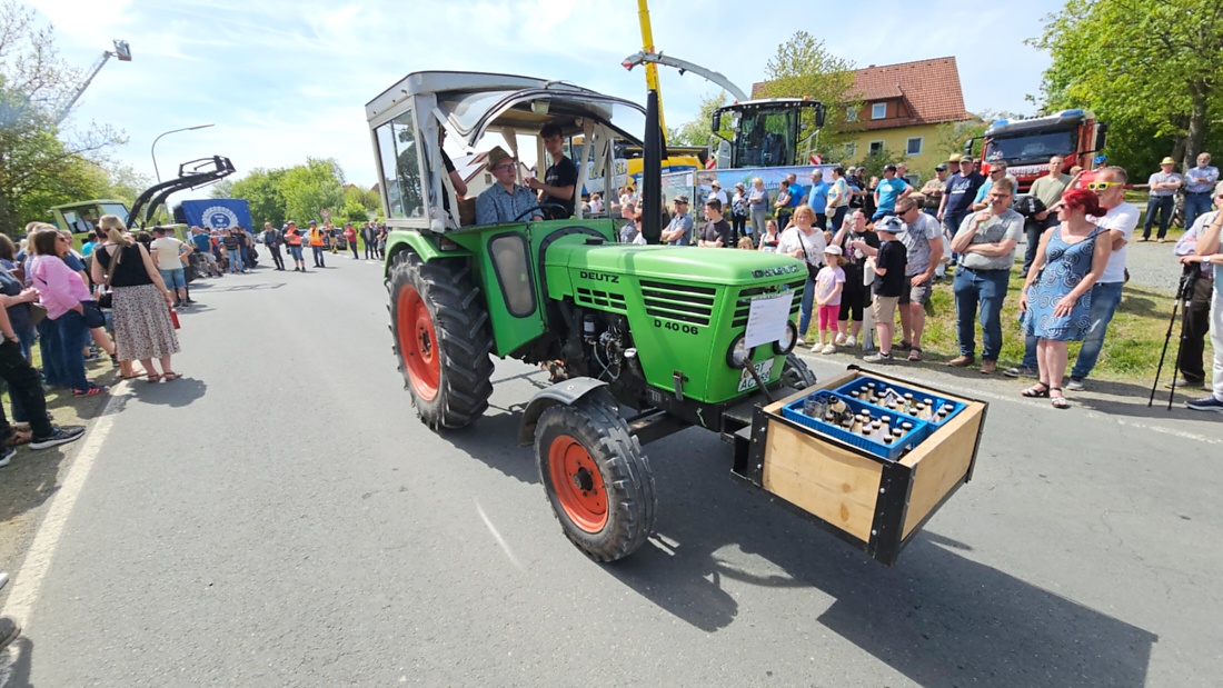 Bulldogtreffen in Kirchenpingarten... die Ausfahrt um 13:30Uhr.
Hunderte Oldtimer-Schlepper nahmen an der Rundfahrt teil.
Zahlreiche Besucher staunten und jubelten den Schleppern und deren Fahrern zu.