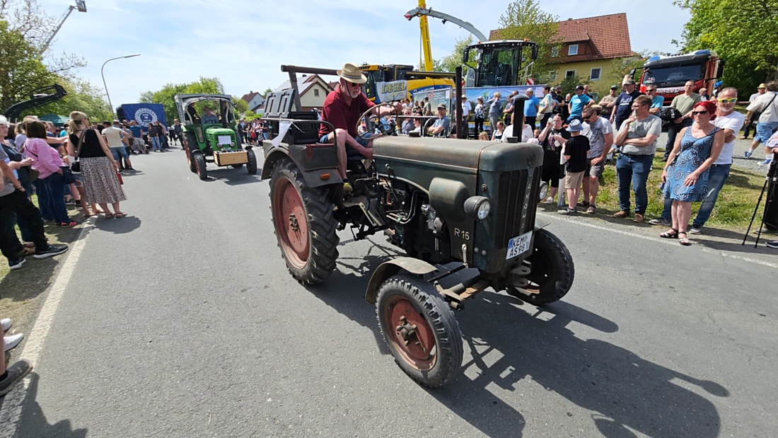 Bulldogtreffen in Kirchenpingarten... die Ausfahrt um 13:30Uhr.
Hunderte Oldtimer-Schlepper nahmen an der Rundfahrt teil.
Zahlreiche Besucher staunten und jubelten den Schleppern und deren Fahrern zu.