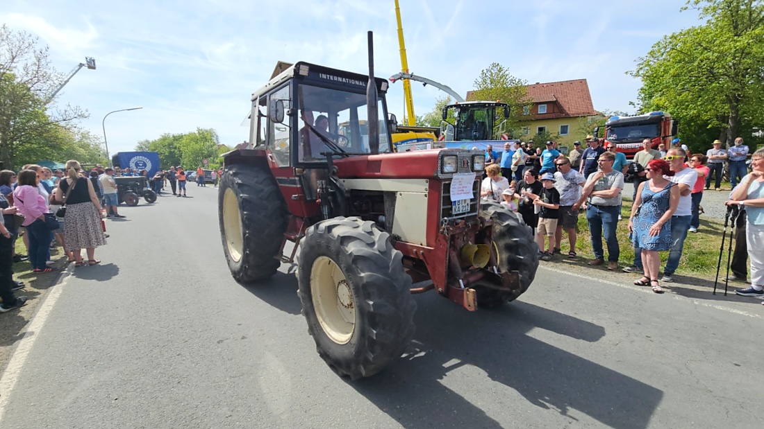 Bulldogtreffen in Kirchenpingarten... die Ausfahrt um 13:30Uhr.
Hunderte Oldtimer-Schlepper nahmen an der Rundfahrt teil.
Zahlreiche Besucher staunten und jubelten den Schleppern und deren Fahrern zu.