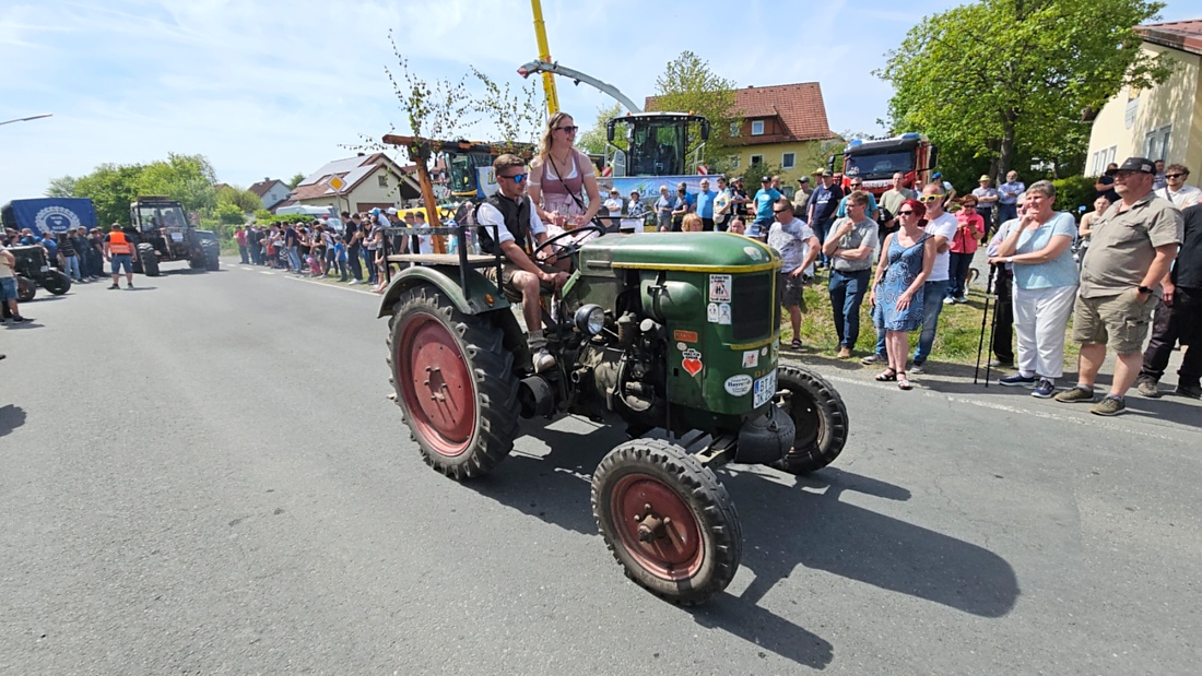 Bulldogtreffen in Kirchenpingarten... die Ausfahrt um 13:30Uhr.
Hunderte Oldtimer-Schlepper nahmen an der Rundfahrt teil.
Zahlreiche Besucher staunten und jubelten den Schleppern und deren Fahrern zu.