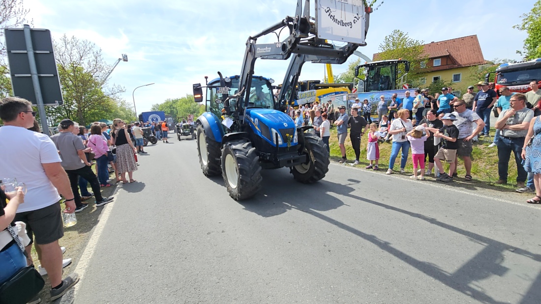 Bulldogtreffen in Kirchenpingarten... die Ausfahrt um 13:30Uhr.
Hunderte Oldtimer-Schlepper nahmen an der Rundfahrt teil.
Zahlreiche Besucher staunten und jubelten den Schleppern und deren Fahrern zu.