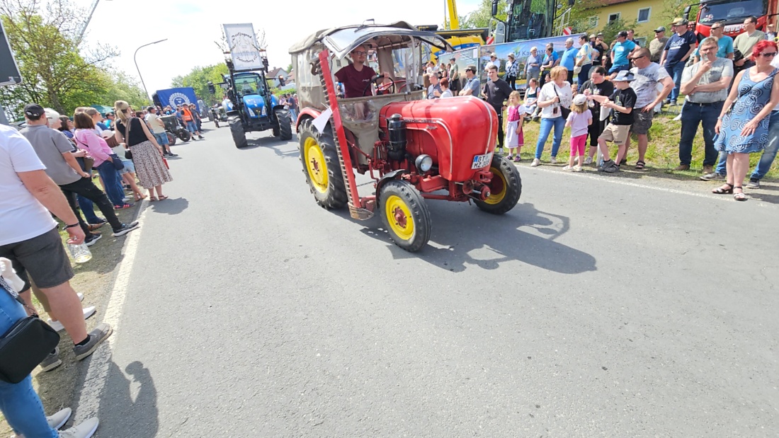Bulldogtreffen in Kirchenpingarten... die Ausfahrt um 13:30Uhr.
Hunderte Oldtimer-Schlepper nahmen an der Rundfahrt teil.
Zahlreiche Besucher staunten und jubelten den Schleppern und deren Fahrern zu.