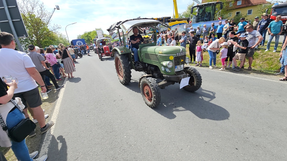 Bulldogtreffen in Kirchenpingarten... die Ausfahrt um 13:30Uhr.
Hunderte Oldtimer-Schlepper nahmen an der Rundfahrt teil.
Zahlreiche Besucher staunten und jubelten den Schleppern und deren Fahrern zu.