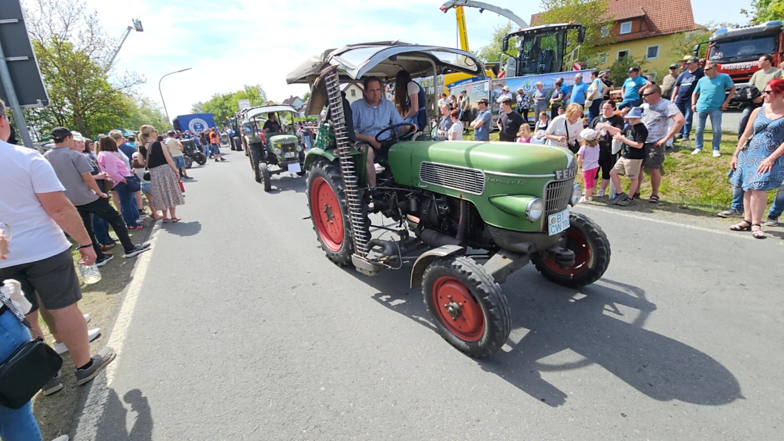 Bulldogtreffen in Kirchenpingarten... die Ausfahrt um 13:30Uhr.
Hunderte Oldtimer-Schlepper nahmen an der Rundfahrt teil.
Zahlreiche Besucher staunten und jubelten den Schleppern und deren Fahrern zu.