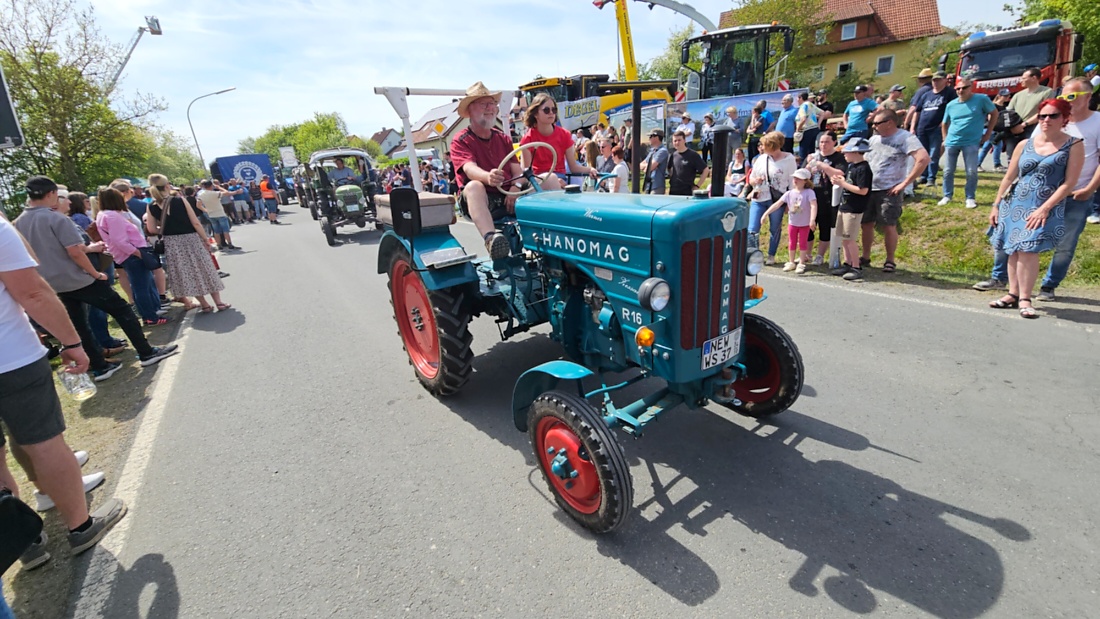 Bulldogtreffen in Kirchenpingarten... die Ausfahrt um 13:30Uhr.
Hunderte Oldtimer-Schlepper nahmen an der Rundfahrt teil.
Zahlreiche Besucher staunten und jubelten den Schleppern und deren Fahrern zu.