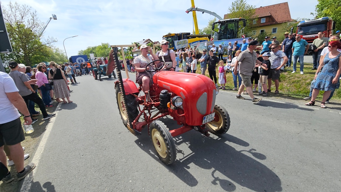 Bulldogtreffen in Kirchenpingarten... die Ausfahrt um 13:30Uhr.
Hunderte Oldtimer-Schlepper nahmen an der Rundfahrt teil.
Zahlreiche Besucher staunten und jubelten den Schleppern und deren Fahrern zu.