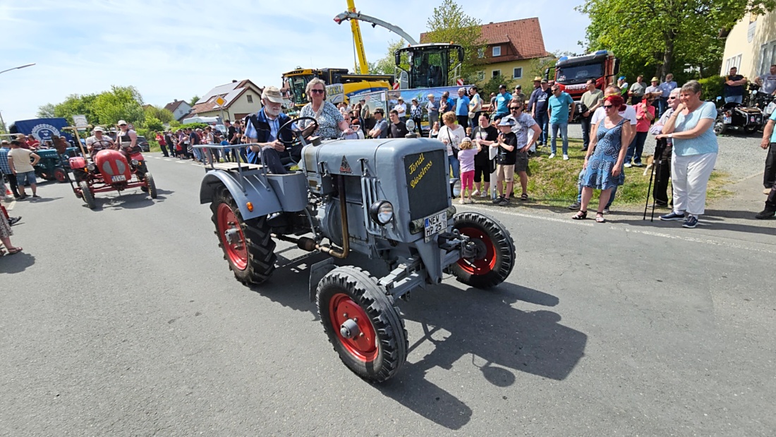 Bulldogtreffen in Kirchenpingarten... die Ausfahrt um 13:30Uhr.
Hunderte Oldtimer-Schlepper nahmen an der Rundfahrt teil.
Zahlreiche Besucher staunten und jubelten den Schleppern und deren Fahrern zu.