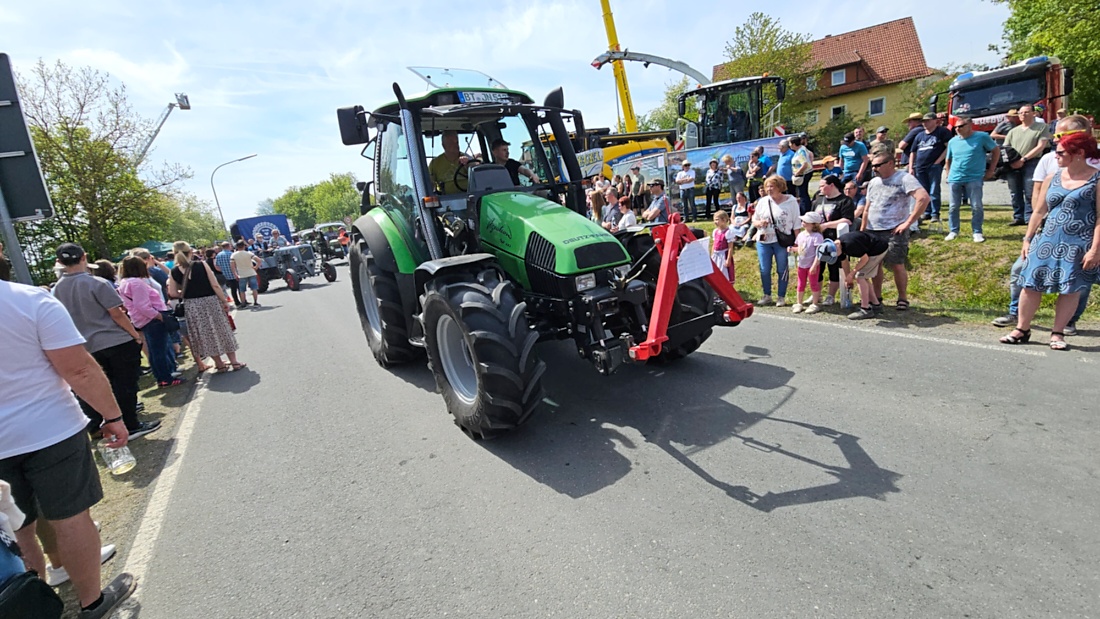 Bulldogtreffen in Kirchenpingarten... die Ausfahrt um 13:30Uhr.
Hunderte Oldtimer-Schlepper nahmen an der Rundfahrt teil.
Zahlreiche Besucher staunten und jubelten den Schleppern und deren Fahrern zu.