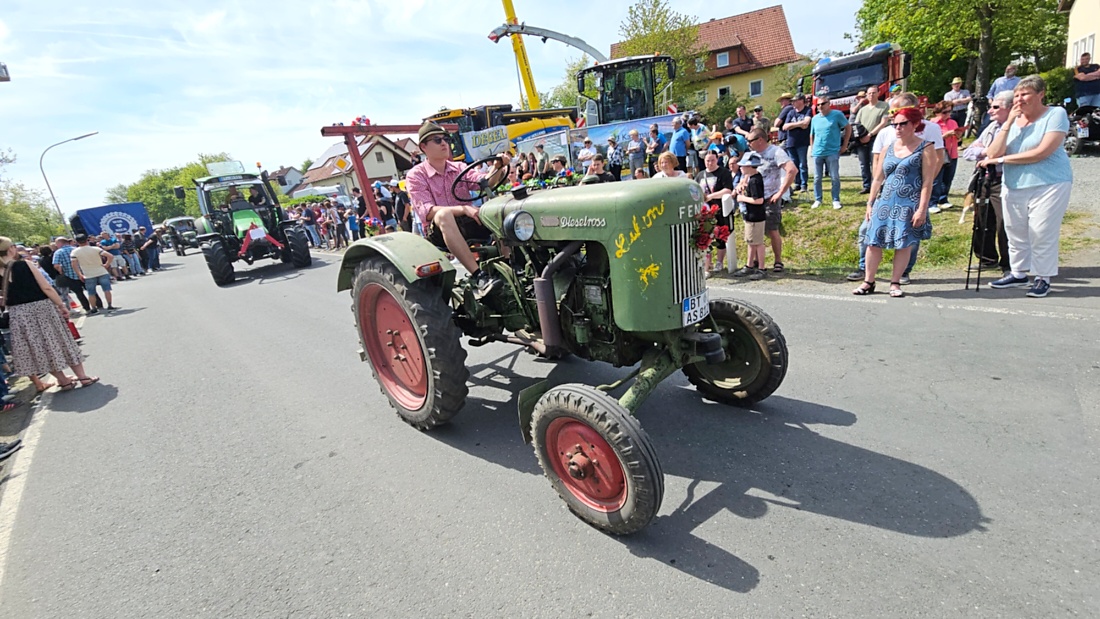 Bulldogtreffen in Kirchenpingarten... die Ausfahrt um 13:30Uhr.
Hunderte Oldtimer-Schlepper nahmen an der Rundfahrt teil.
Zahlreiche Besucher staunten und jubelten den Schleppern und deren Fahrern zu.