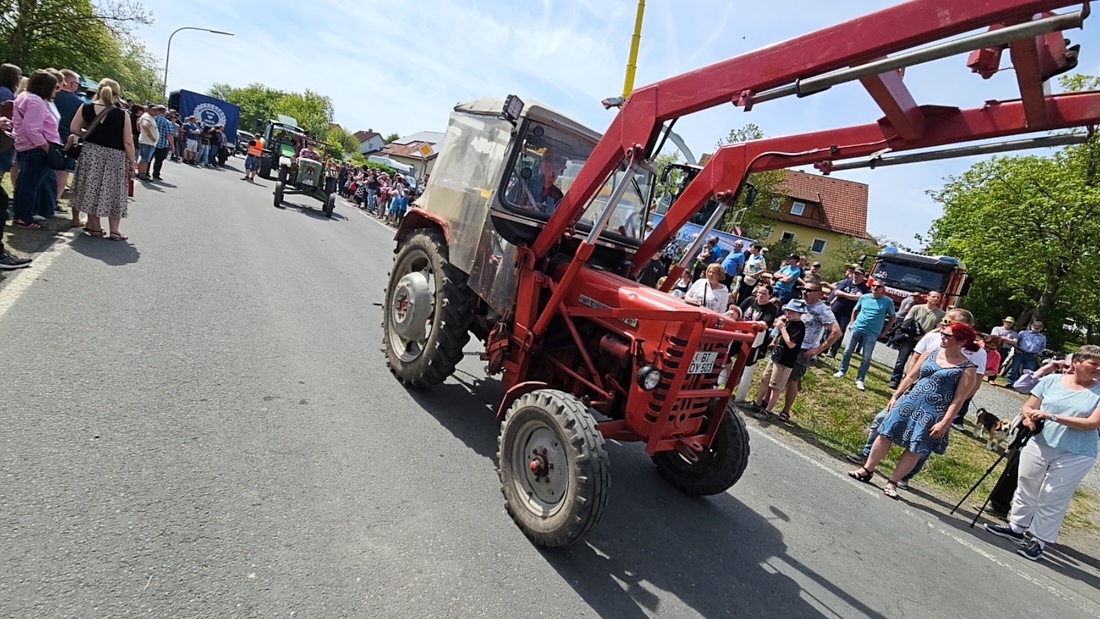 Bulldogtreffen in Kirchenpingarten... die Ausfahrt um 13:30Uhr.
Hunderte Oldtimer-Schlepper nahmen an der Rundfahrt teil.
Zahlreiche Besucher staunten und jubelten den Schleppern und deren Fahrern zu.