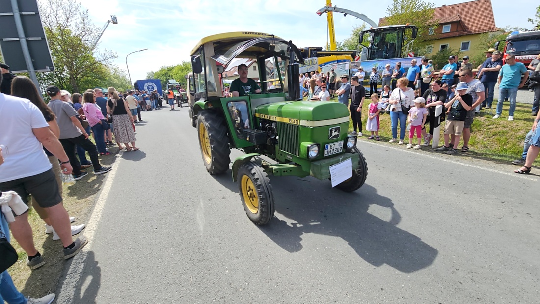 Bulldogtreffen in Kirchenpingarten... die Ausfahrt um 13:30Uhr.
Hunderte Oldtimer-Schlepper nahmen an der Rundfahrt teil.
Zahlreiche Besucher staunten und jubelten den Schleppern und deren Fahrern zu.
