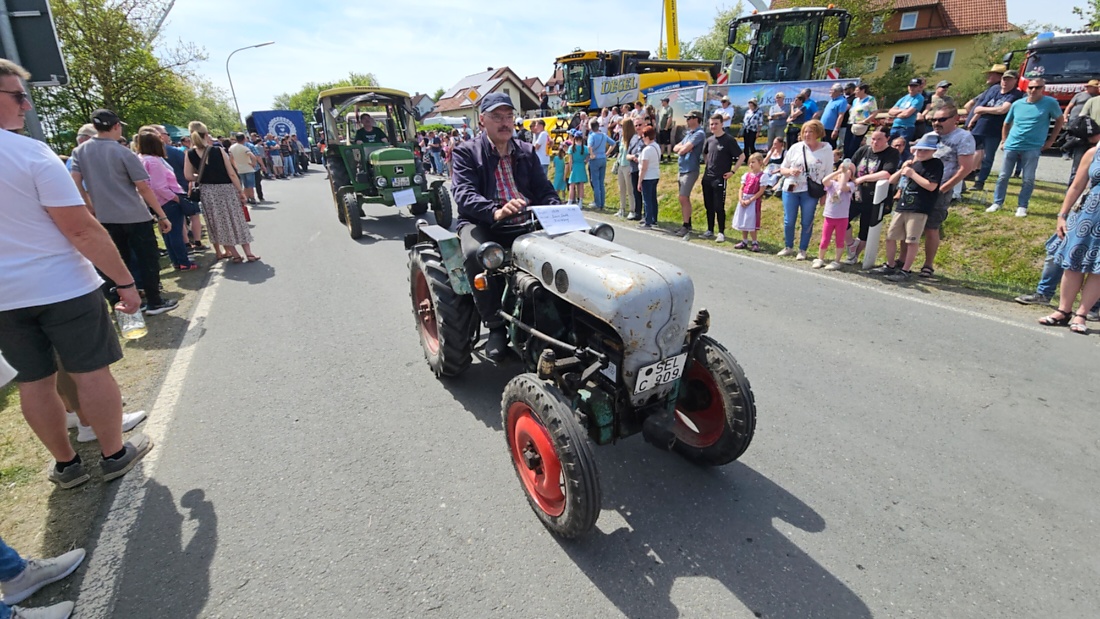 Bulldogtreffen in Kirchenpingarten... die Ausfahrt um 13:30Uhr.
Hunderte Oldtimer-Schlepper nahmen an der Rundfahrt teil.
Zahlreiche Besucher staunten und jubelten den Schleppern und deren Fahrern zu.