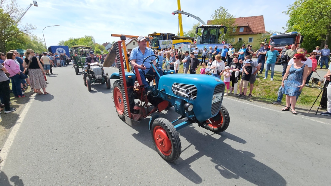 Bulldogtreffen in Kirchenpingarten... die Ausfahrt um 13:30Uhr.
Hunderte Oldtimer-Schlepper nahmen an der Rundfahrt teil.
Zahlreiche Besucher staunten und jubelten den Schleppern und deren Fahrern zu.