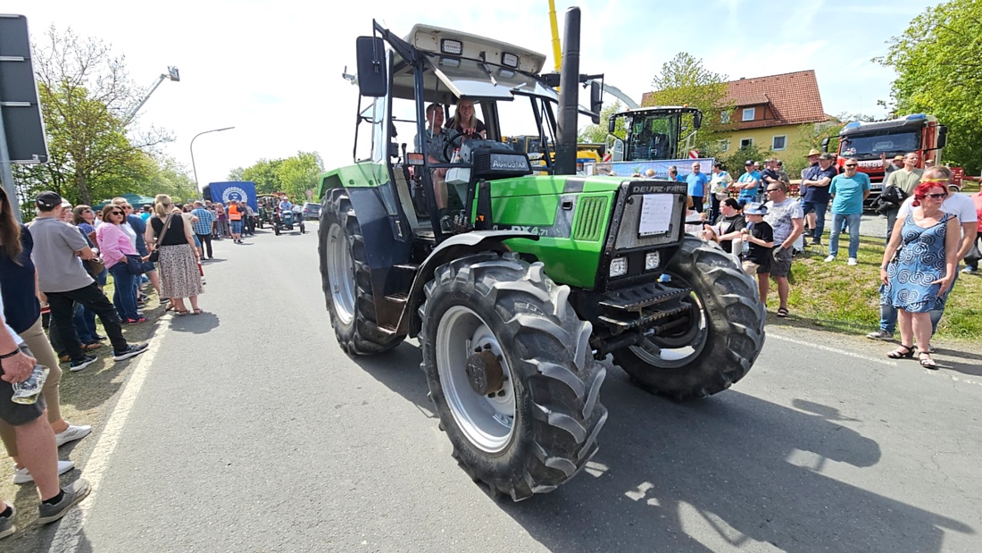 Bulldogtreffen in Kirchenpingarten... die Ausfahrt um 13:30Uhr.
Hunderte Oldtimer-Schlepper nahmen an der Rundfahrt teil.
Zahlreiche Besucher staunten und jubelten den Schleppern und deren Fahrern zu.