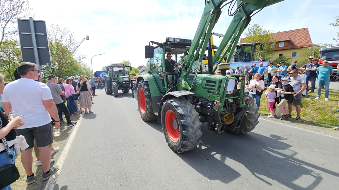 Bulldogtreffen in Kirchenpingarten... die Ausfahrt um 13:30Uhr.
Hunderte Oldtimer-Schlepper nahmen an der Rundfahrt teil.
Zahlreiche Besucher staunten und jubelten den Schleppern und deren Fahrern zu.