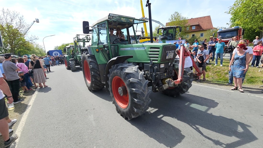 Bulldogtreffen in Kirchenpingarten... die Ausfahrt um 13:30Uhr.
Hunderte Oldtimer-Schlepper nahmen an der Rundfahrt teil.
Zahlreiche Besucher staunten und jubelten den Schleppern und deren Fahrern zu.