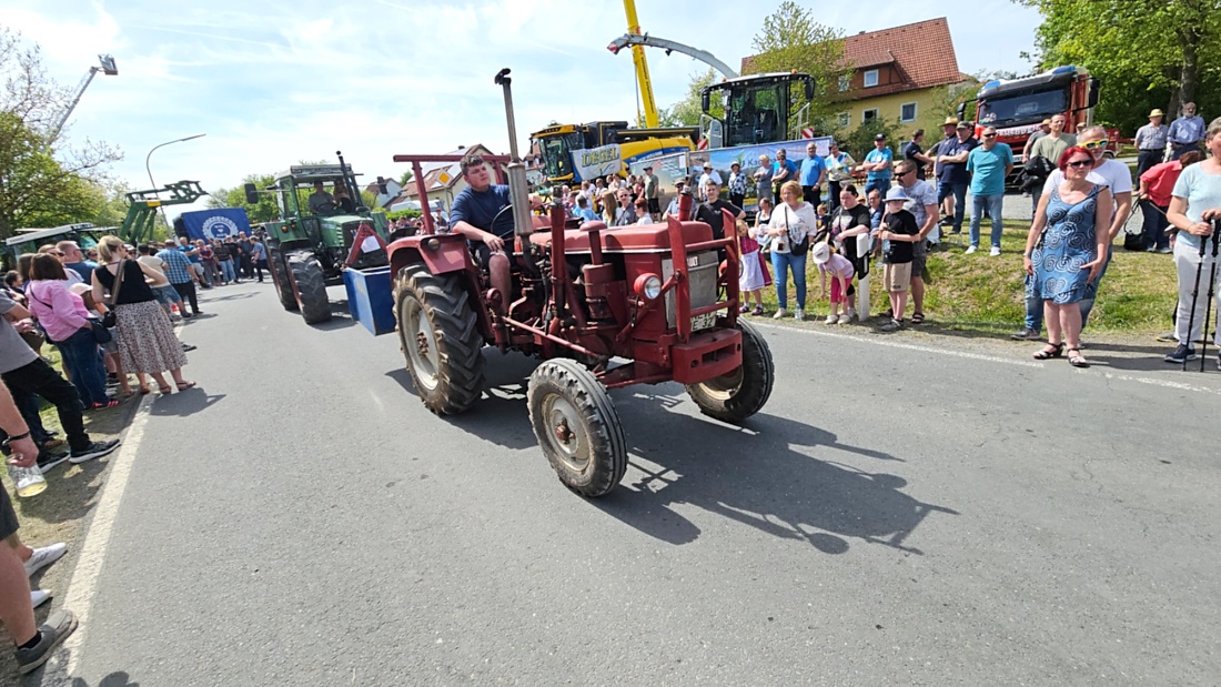 Bulldogtreffen in Kirchenpingarten... die Ausfahrt um 13:30Uhr.
Hunderte Oldtimer-Schlepper nahmen an der Rundfahrt teil.
Zahlreiche Besucher staunten und jubelten den Schleppern und deren Fahrern zu.