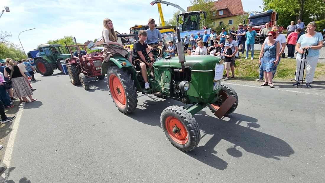 Bulldogtreffen in Kirchenpingarten... die Ausfahrt um 13:30Uhr.
Hunderte Oldtimer-Schlepper nahmen an der Rundfahrt teil.
Zahlreiche Besucher staunten und jubelten den Schleppern und deren Fahrern zu.