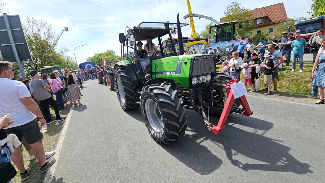 Bulldogtreffen in Kirchenpingarten... die Ausfahrt um 13:30Uhr.
Hunderte Oldtimer-Schlepper nahmen an der Rundfahrt teil.
Zahlreiche Besucher staunten und jubelten den Schleppern und deren Fahrern zu.