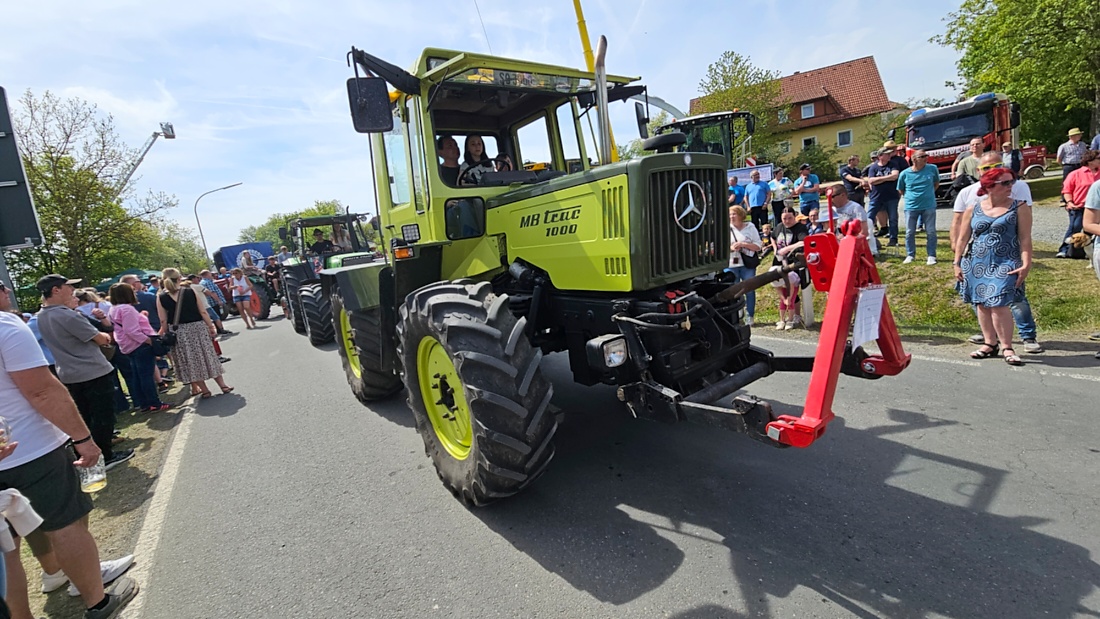 Bulldogtreffen in Kirchenpingarten... die Ausfahrt um 13:30Uhr.
Hunderte Oldtimer-Schlepper nahmen an der Rundfahrt teil.
Zahlreiche Besucher staunten und jubelten den Schleppern und deren Fahrern zu.