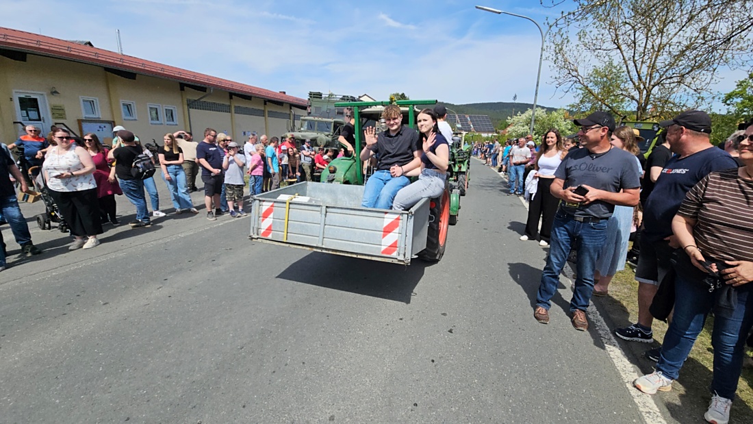 Bulldogtreffen in Kirchenpingarten... die Ausfahrt um 13:30Uhr.
Hunderte Oldtimer-Schlepper nahmen an der Rundfahrt teil.
Zahlreiche Besucher staunten und jubelten den Schleppern und deren Fahrern zu.