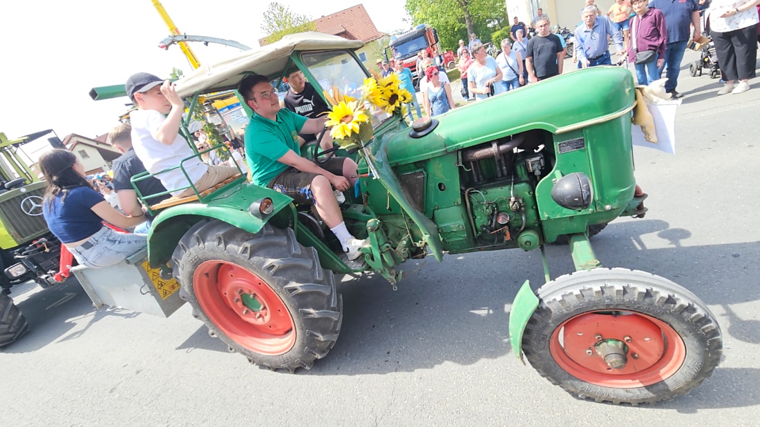 Bulldogtreffen in Kirchenpingarten... die Ausfahrt um 13:30Uhr.
Hunderte Oldtimer-Schlepper nahmen an der Rundfahrt teil.
Zahlreiche Besucher staunten und jubelten den Schleppern und deren Fahrern zu.