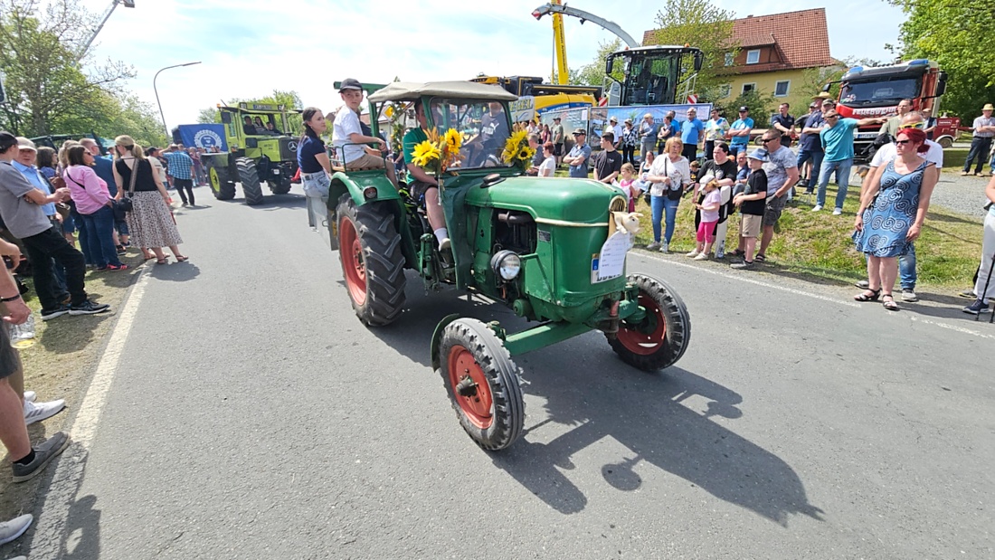 Bulldogtreffen in Kirchenpingarten... die Ausfahrt um 13:30Uhr.
Hunderte Oldtimer-Schlepper nahmen an der Rundfahrt teil.
Zahlreiche Besucher staunten und jubelten den Schleppern und deren Fahrern zu.