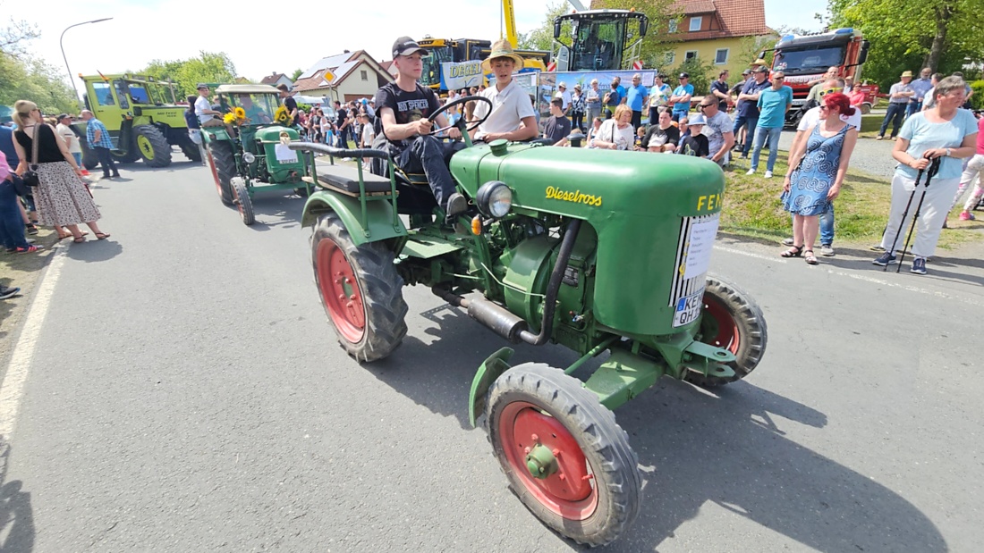Bulldogtreffen in Kirchenpingarten... die Ausfahrt um 13:30Uhr.
Hunderte Oldtimer-Schlepper nahmen an der Rundfahrt teil.
Zahlreiche Besucher staunten und jubelten den Schleppern und deren Fahrern zu.