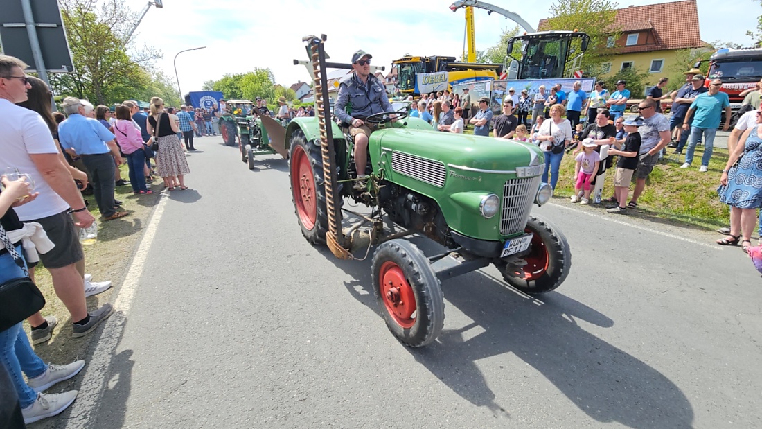 Bulldogtreffen in Kirchenpingarten... die Ausfahrt um 13:30Uhr.
Hunderte Oldtimer-Schlepper nahmen an der Rundfahrt teil.
Zahlreiche Besucher staunten und jubelten den Schleppern und deren Fahrern zu.