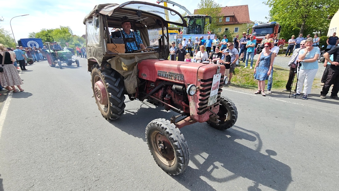 Bulldogtreffen in Kirchenpingarten... die Ausfahrt um 13:30Uhr.
Hunderte Oldtimer-Schlepper nahmen an der Rundfahrt teil.
Zahlreiche Besucher staunten und jubelten den Schleppern und deren Fahrern zu.