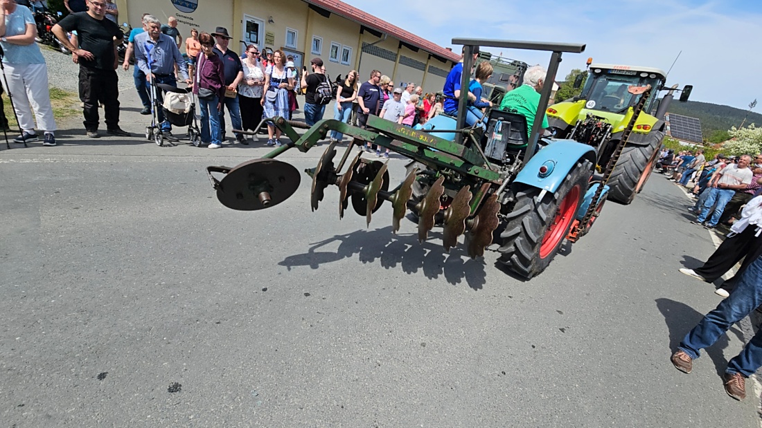 Bulldogtreffen in Kirchenpingarten... die Ausfahrt um 13:30Uhr.
Hunderte Oldtimer-Schlepper nahmen an der Rundfahrt teil.
Zahlreiche Besucher staunten und jubelten den Schleppern und deren Fahrern zu.