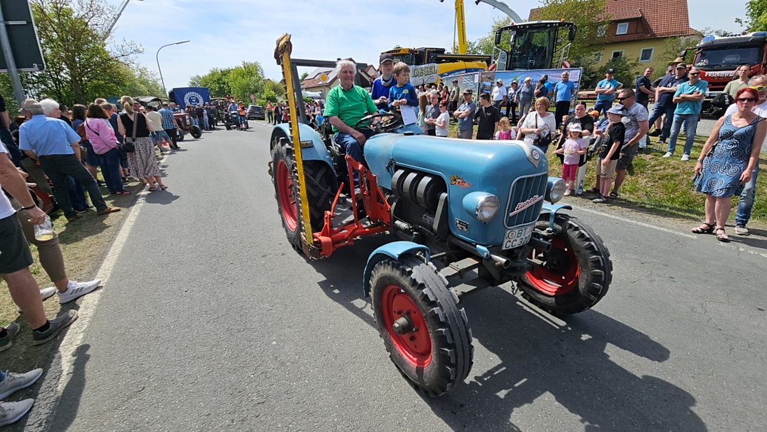 Bulldogtreffen in Kirchenpingarten... die Ausfahrt um 13:30Uhr.
Hunderte Oldtimer-Schlepper nahmen an der Rundfahrt teil.
Zahlreiche Besucher staunten und jubelten den Schleppern und deren Fahrern zu.