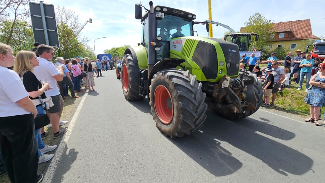 Bulldogtreffen in Kirchenpingarten... die Ausfahrt um 13:30Uhr.
Hunderte Oldtimer-Schlepper nahmen an der Rundfahrt teil.
Zahlreiche Besucher staunten und jubelten den Schleppern und deren Fahrern zu.