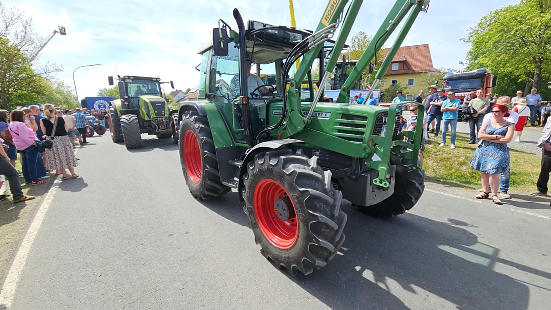 Bulldogtreffen in Kirchenpingarten... die Ausfahrt um 13:30Uhr.
Hunderte Oldtimer-Schlepper nahmen an der Rundfahrt teil.
Zahlreiche Besucher staunten und jubelten den Schleppern und deren Fahrern zu.