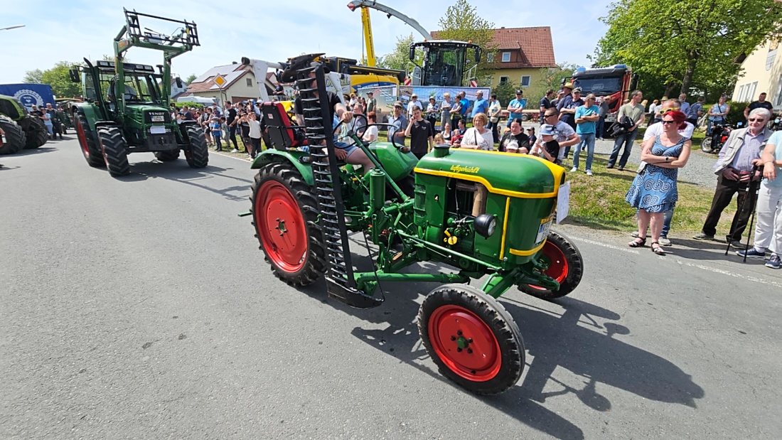 Bulldogtreffen in Kirchenpingarten... die Ausfahrt um 13:30Uhr.
Hunderte Oldtimer-Schlepper nahmen an der Rundfahrt teil.
Zahlreiche Besucher staunten und jubelten den Schleppern und deren Fahrern zu.