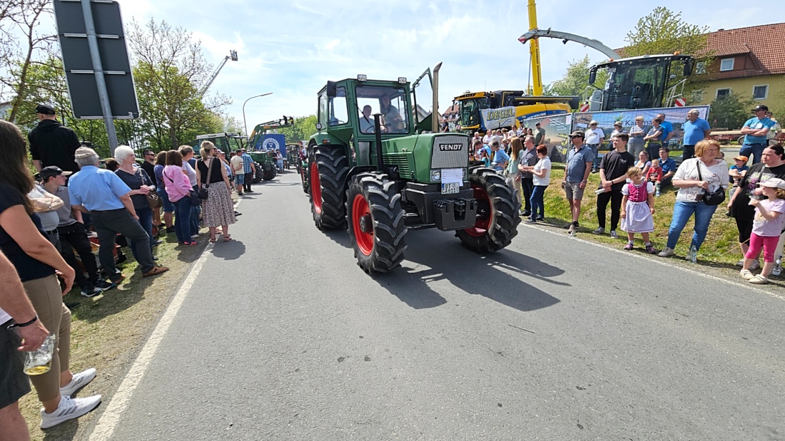 Bulldogtreffen in Kirchenpingarten... die Ausfahrt um 13:30Uhr.
Hunderte Oldtimer-Schlepper nahmen an der Rundfahrt teil.
Zahlreiche Besucher staunten und jubelten den Schleppern und deren Fahrern zu.