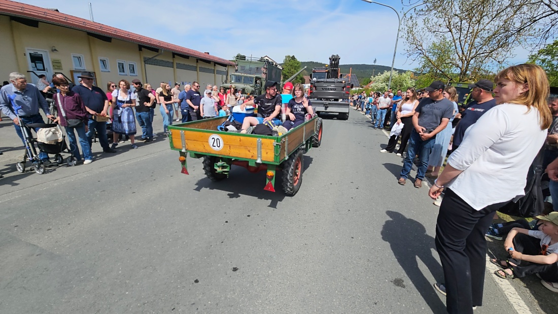 Bulldogtreffen in Kirchenpingarten... die Ausfahrt um 13:30Uhr.
Hunderte Oldtimer-Schlepper nahmen an der Rundfahrt teil.
Zahlreiche Besucher staunten und jubelten den Schleppern und deren Fahrern zu.