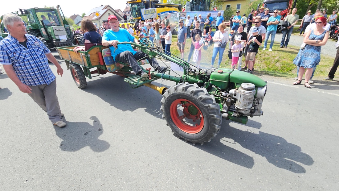 Bulldogtreffen in Kirchenpingarten... die Ausfahrt um 13:30Uhr.
Hunderte Oldtimer-Schlepper nahmen an der Rundfahrt teil.
Zahlreiche Besucher staunten und jubelten den Schleppern und deren Fahrern zu.